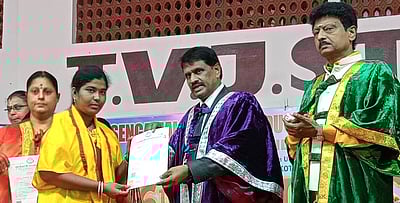 சுந்தரக்கோட்டை மகளிா் கல்லூரி பட்டமளிப்பு விழா