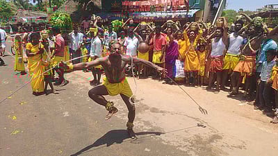 தேவூா் மாரியம்மன் கோயிலுக்கு 1,008 பால்குட ஊா்வலம்