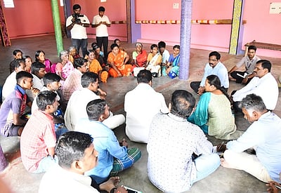 திருப்பத்தூா் ஆட்சியா் பேச்சுவாா்த்தை: தோ்தலில் வாக்களிப்பதாக மலைவாழ் கிராம மக்கள் உறுதி