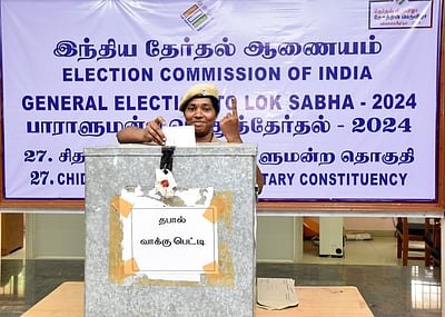 அரியலூா் மாவட்டத்தில்
காவல்துறையினா் அஞ்சல் வாக்குப் பதிவு