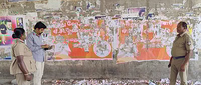 பாலத்தின் மீது ஒட்டப்பட்ட சுவரொட்டி அகற்றம்