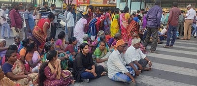 சாலை ஆக்கிரமிப்பை அகற்றக் கோரி மக்கள் சாலை மறியல்