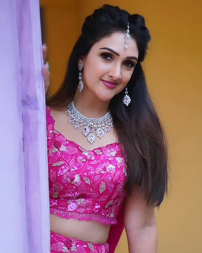 பிங்க் ரோஸ்...ஸ்ரீதேவி