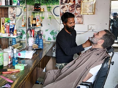 ரேபரேலியில் உள்ளூர்க் கடையில் தாடியை 'டிரிம்' செய்துகொண்ட ராகுல் காந்தி!