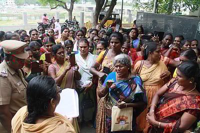 சீருடை தைக்க அனுமதி கோரி
ஆட்சியரகத்தில் பெண்கள் முற்றுகை