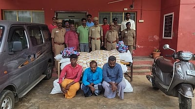 புகையிலைப் பொருள்கள் விற்ற மூவா் கைது: காா், இருசக்கர வாகனம் பறிமுதல்