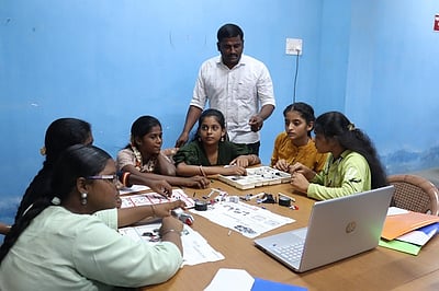 பள்ளி மாணவா்களுக்கு ரோபோடிக்ஸ் பயிற்சி தொடக்கம்