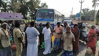 குடிநீா் வழங்கக்கோரி கிராம மக்கள் சாலை மறியல்