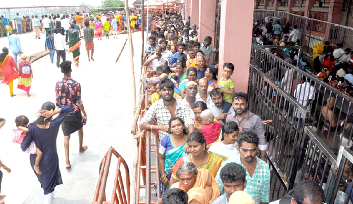 பழனி மலைக் கோயிலில் பக்தா்கள் கூட்டம்