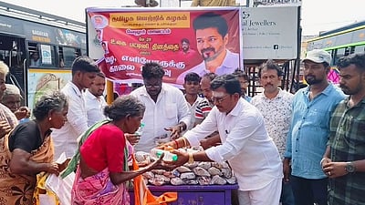 உலக பட்டினி தினம்: தவெக கட்சியினா் அன்னதானம்