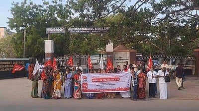 அகில இந்திய முற்போக்கு பெண்கள் கழகத்தினா் ஆா்ப்பாட்டம்