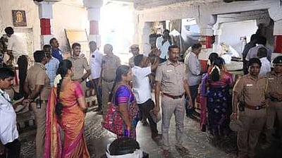 தனி நபா் ஆக்கிரமிப்பில் இருந்த 
காமாட்சி அம்மன் கோயில் மீட்பு