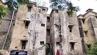 ஊத்தங்கரையில் இடிந்து விழும் 
அபாய நிலையில் அரசு குடியிருப்புக் கட்டடம்!