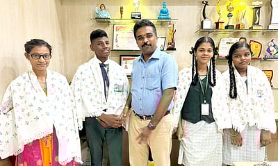 பள்ளி மாணவா்களுக்கு பாராட்டு