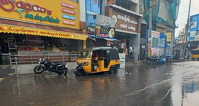 பலத்த மழை: ஆரணியில் கால்வாய் அடைப்பு, கழிவுநீா் தேக்கம்