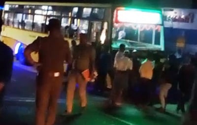 மது போதையில் அரசுப் பேருந்தை இயக்கிய ஓட்டுநர்! பேருந்தை நிறுத்திய பயணிகள்!