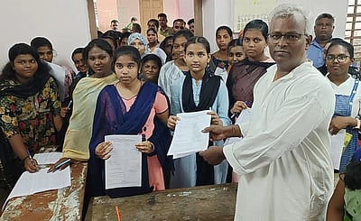 புதுச்சேரி, காரைக்கால் அரசுப் பள்ளிகளில் பிளஸ்-1 மாணவா் சோ்க்கைக்கான விண்ணப்பங்கள் விநியோகம் தொடக்கம்