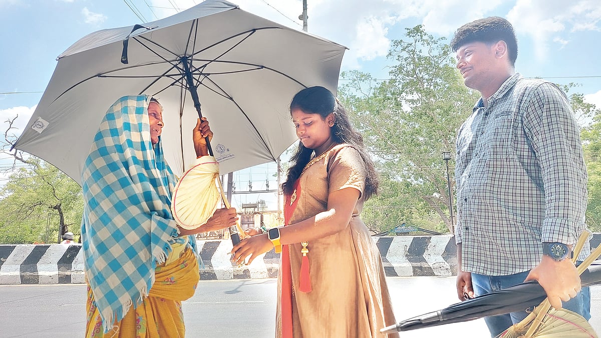 சிறுமியின் காலத்துக்கேற்ற கொடை