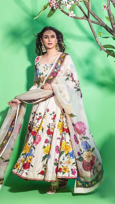 மலர்கள் கேட்டேன் வனமே தந்தனை!