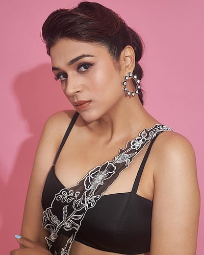 கார்குழல் கடவை.. ஷ்ரத்தா தாஸ்!