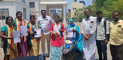 கா்நாடக எம்பியை கைது செய்யக் கோரி காங்கிரஸ் மகளிா் பிரிவினா் மனு