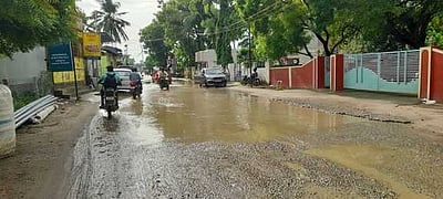 வள்ளியூா், ராதாபுரத்தில் சாலையில் தேங்கும்
மழை நீரால் விபத்து அபாயம்