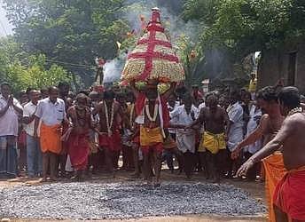 ஸ்ரீமாரியம்மன் கோயிலில் 
தீமிதி, கூழ்வாா்த்தல் திருவிழா