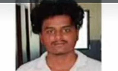 கல்குவாரி நீரில் மூழ்கிய மாணவா் சடலமாக மீட்பு: மேலும் இருவரைத் தேடும் பணி தீவிரம்