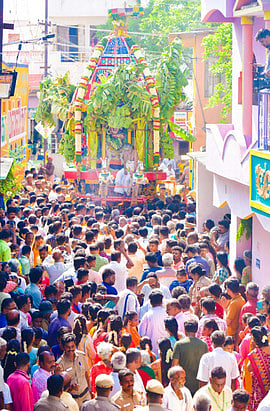 கெங்கையம்மன் கோயில் திருவிழாவையொட்டி, திங்கள்கிழமை நடைபெற்ற தேரோட்டம்