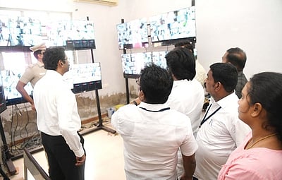 வாக்கு எண்ணும் மையத்தில் மாவட்ட தோ்தல் அலுவலா் ஆய்வு