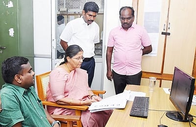 வாக்கு எண்ணும் மைய அலுவலா்களுக்கு குலுக்குல் முறையில் பணி ஒதுக்கீடு