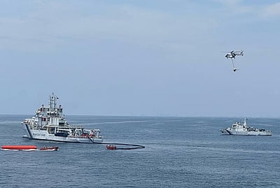 நடுக்கடலில் மூழ்கிய படகு! மீனவர்களை மீட்ட கடலோர காவல் படை! 