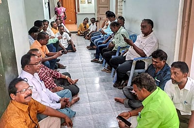 உள்ளிருப்புப்  போராட்டத்தில் 
ஈடுபட்ட கதா்வாரிய ஊழியா்கள்