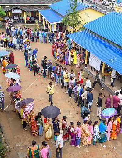 மழைச் சாரலிலும் வாக்களிக்க நீண்ட வரிசையில் காத்திருக்கும் மக்கள்!