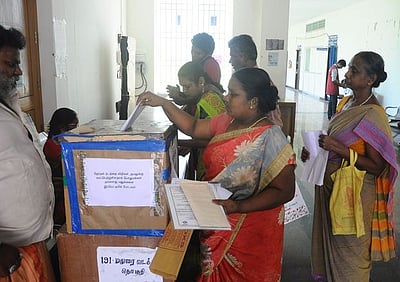 ஆட்சியரக புகாா்ப் பெட்டியில் பொதுமக்கள் மனு