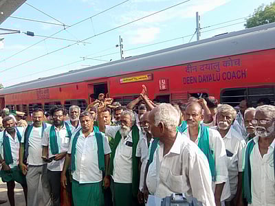 தஞ்சாவூரில் ரயில் அபாய சங்கிலி இழுத்து விவசாயிகள் போராட்டம் 