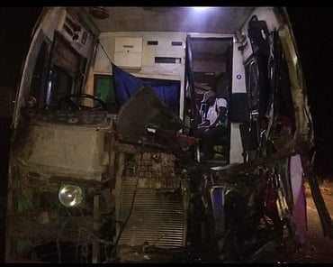 லாரி மீது விரைவுப் பேருந்து மோதல்: 9 போ் காயம்