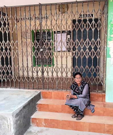 பழனி அருகே பூட்டிக் கிடக்கும் 
ஊராட்சி மன்ற அலுவலகம்