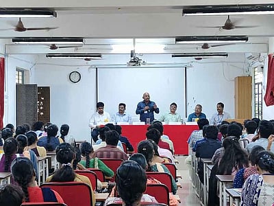 வேளாண் கல்லூரியில் குரூப் 1 தோ்வுக்கான வழிகாட்டல்