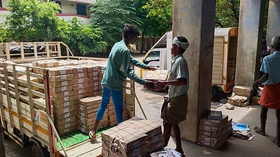 பள்ளி மாணவா்களுக்கு 4.11 கோடி பாடநூல்கள்: பள்ளிகளுக்கு அனுப்பும் பணி தீவிரம்