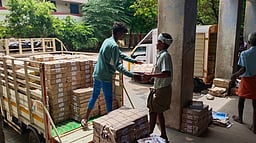 பள்ளி மாணவா்களுக்கு 4.11 கோடி பாடநூல்கள்: பள்ளிகளுக்கு அனுப்பும் பணி தீவிரம்