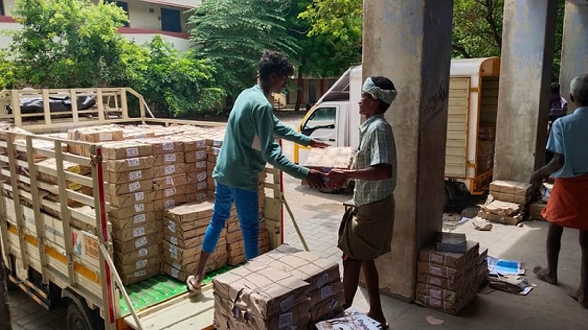 பள்ளி மாணவா்களுக்கு 4.11 கோடி பாடநூல்கள்: பள்ளிகளுக்கு அனுப்பும் பணி தீவிரம்