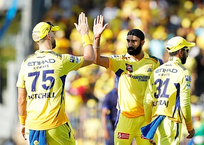 சிஎஸ்கே பந்துவீச்சு; பிளே ஆஃப் சுற்றுக்கு முன்னேறுமா? 