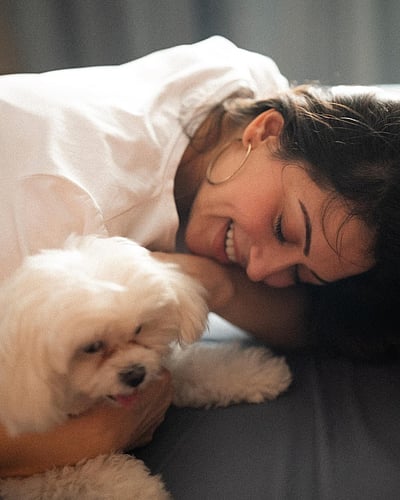 பப்பியோடு விளையாடு! ஹன்சிகா...