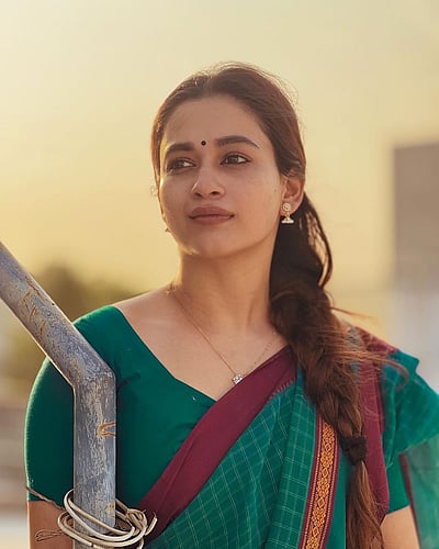 சேலை கட்டி வந்த நிலவோ? காவ்யா...