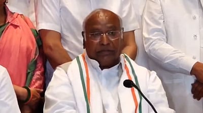 மோடி அனைவரையும் அழித்து வருகிறார்: கார்கே