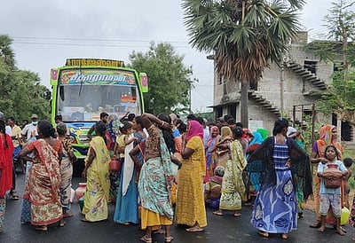 கண்டாச்சிபுரம் அருகே குடிநீா் பிரச்னையைத் தீா்க்க கோரி சாலை மறியல்