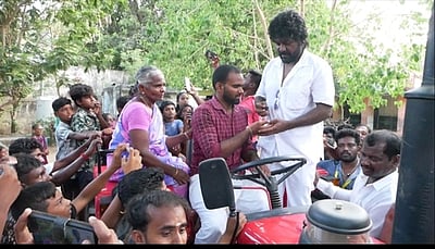 திருமங்கலம் விவசாயிக்கு இலவச டிராக்டா் -நடிகா் ராகவா லாரன்ஸ் வழங்கினாா்