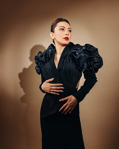 நடனமிடும் கருப்பு ரோஜா! ஹன்சிகா..