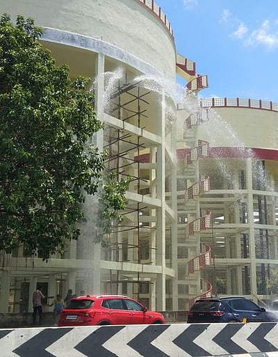 முல்லைப் பெரியாறு கூட்டுக் குடிநீா்க் குழாயில் வெளியேறிய குடிநீா்